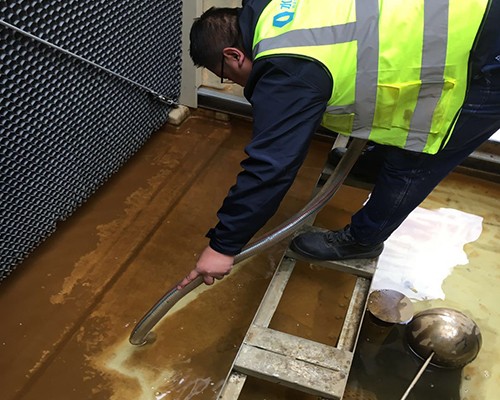 冷却塔人工吸淤